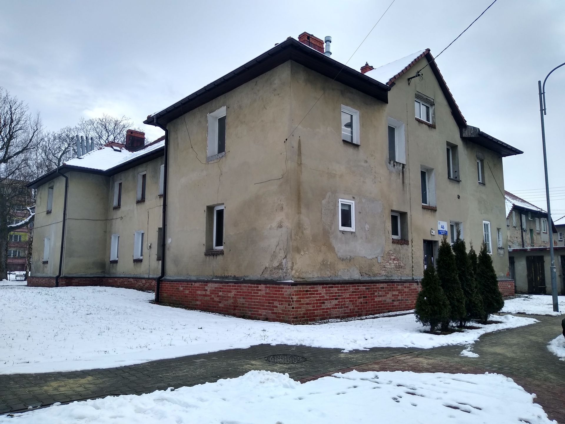 Zdjęcie przedstawiające budynek mieszkalny przy ulicy Koziełka 46 w Knurowie